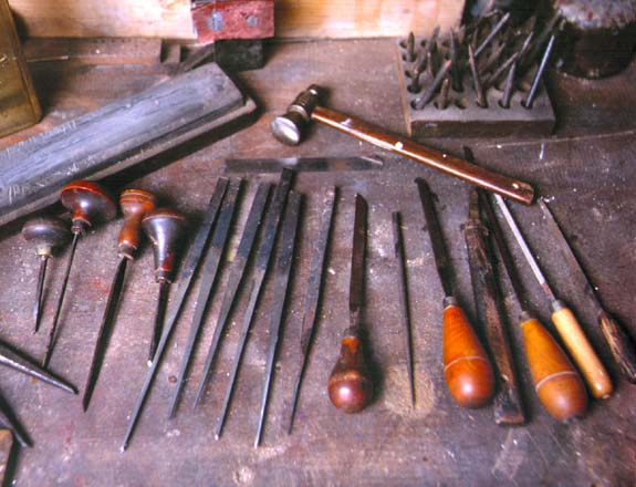Punzones, cinceles, martillo y herramientas del grabado