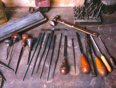 Punzones, cinceles, martillo y herramientas del grabado Punzones, cinceles, martillo y herramientas del grabado