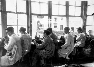 1920 aprox. Taller de damasquinado 1920 aprox. Taller de damasquinado