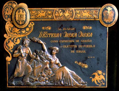 Placa damasquinada para el alcalde de Eibar Esteban Orbea Placa damasquinada para el alcalde de Eibar Esteban Orbea