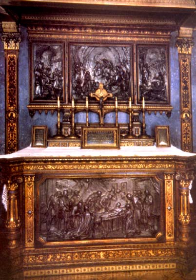 Altar damasquinado en la basílica de Loyola