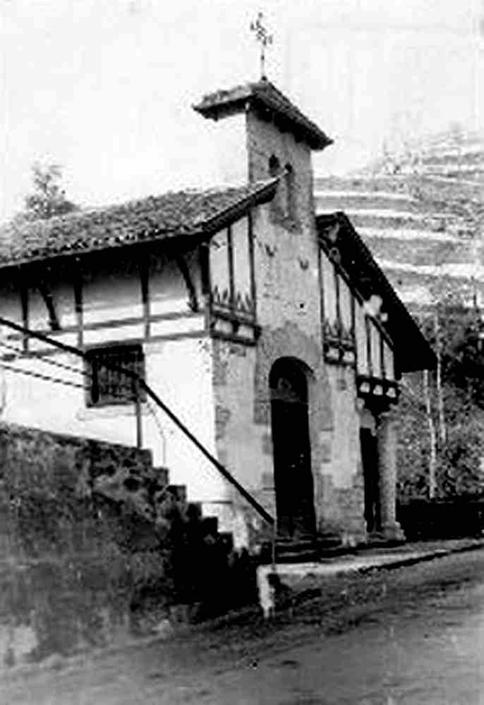 1950. 1950. Fachada de la iglesia de San Rafael de Maltzaga.