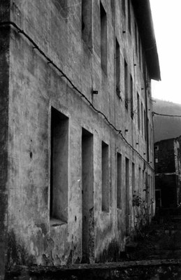 1986. Las casas de los ferroviarios. Todavía se pueden apreciar las dos vías: la actual y la que iba a Vitoria-Pamplona, clausurada en el año 1967. 1986. Las casas de los ferroviarios. Todavía se pueden apreciar las dos vías: la actual y la que iba a Vitoria-Pamplona, clausurada en el año 1967.