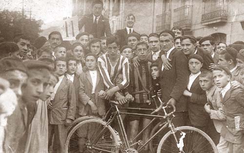 1914. Eibar, ciclistas en la calle Bidebarrieta.