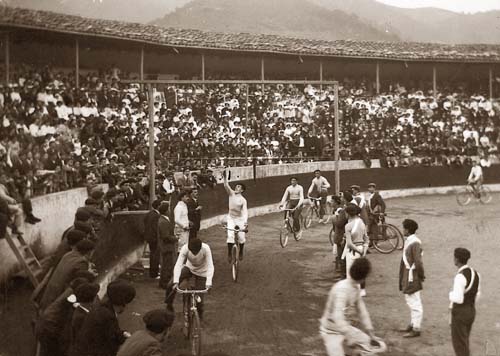 1924. Carrera de cintas en la plaza de toros.
