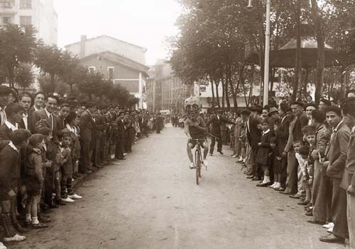 1934. Unzaga, Carrera de cabezudos.