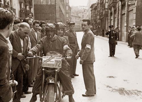 1953. Enlace de la Vuelta a España. Laskurain, F. Fernández y Juan Gisasola Txoko.