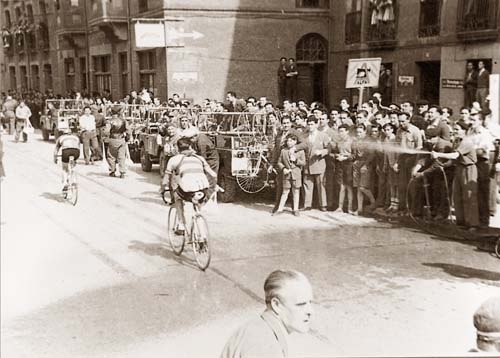 1955. Avituallamiento de la Vuelta a España