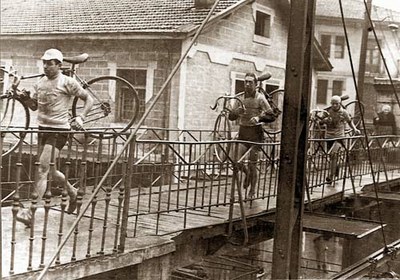 1952. Ciclocross en el puente sobre la estación de tren.