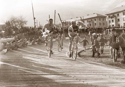 Jacques Anquetil en un final de etapa de la Vuelta a España (1963)