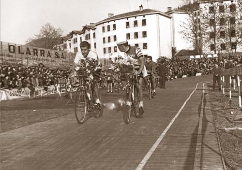 Jacques Anquetil, Bass Maliepard y Guy Ignolin en el velódromo de Ipurua