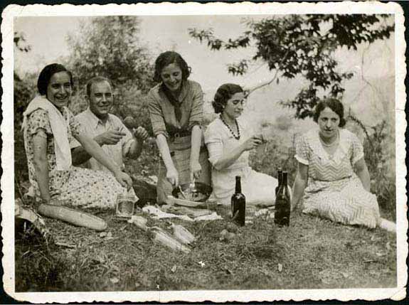 Grupo de eibarreses de pic-nic