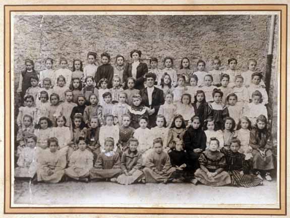 Alumnas en el patio del colegio del Ayuntamiento