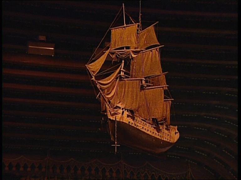 Barco colgado del techo del Santuario (de donde proceden los eibarreses).