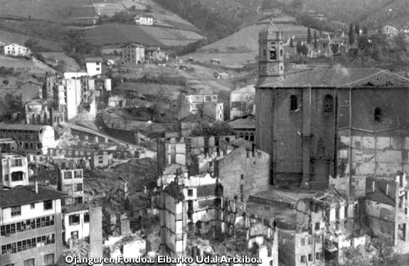 Zona de la parroquia después del bombardeo.