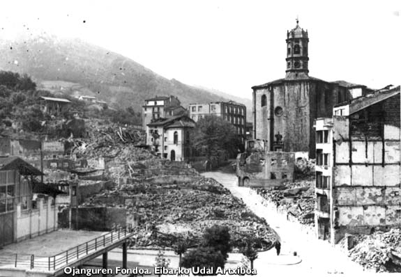 Zona de Barrenkale-Arraindegikale después del bombardeo.