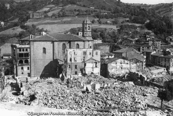 Entre Plaza Barria y Elgetakale después del bombardeo.