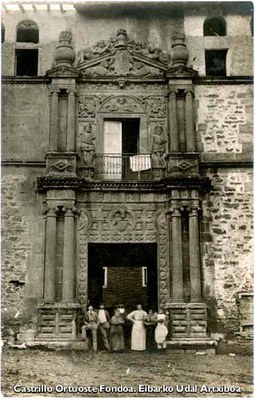 Casa Torre de los Orbea en la Plaza Unzaga. 1898. Casa Torre de los Orbea en la Plaza Unzaga. 1898.