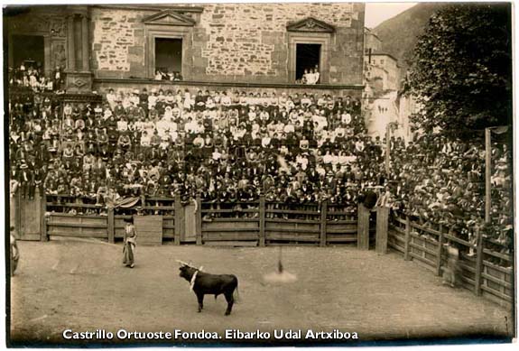 Corrida de toros en frente a la Casa Torre de los Orbea. 1898