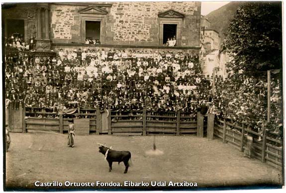 Corrida de toros en frente a la Casa Torre de los Orbea. 1898