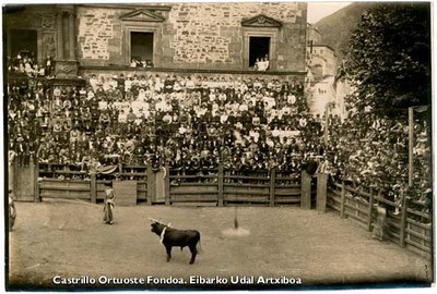 Corrida de toros en frente a la Casa Torre de los Orbea. 1898 Corrida de toros en frente a la Casa Torre de los Orbea. 1898