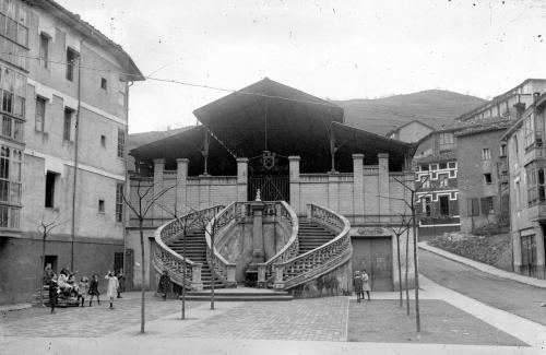 Fachada del mercado con la escalera de acceso