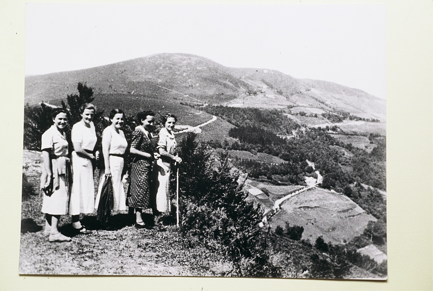 En el monte: Mª Asun Unceta, Blanca Ojanguren, Maritxu Muguerza, Teófila Arosa y Juanita Ojanguren.