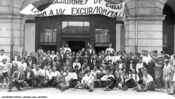 "Los trabajadores de Eibar saludan a los excursionistas"