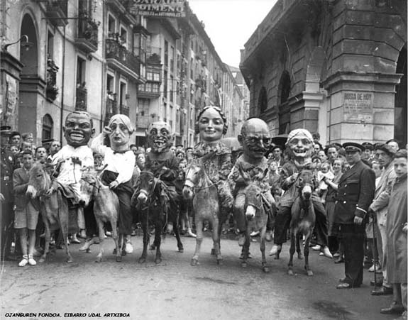 Carrera de Cabezudos montados en burro