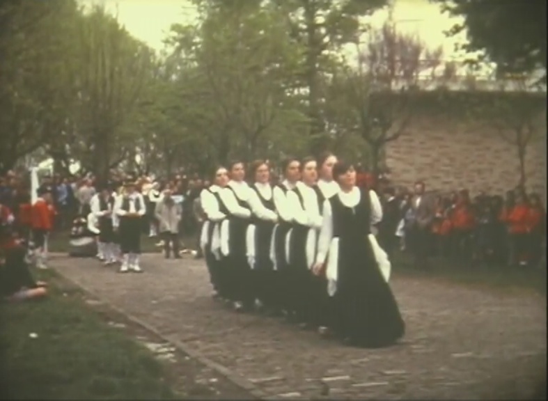 Bailando el ingurutxo de Iribas en el 50º aniversario del Club Deportibo Eibar (1974). Foto: Emilio Aiastui