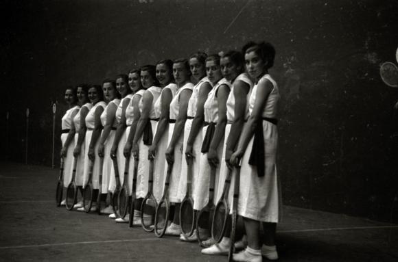 Raquetistas y pelotaris eibarresas en la exposición “Mujer y pelota vasca” del Museo Euskal Herria de Gernika. 