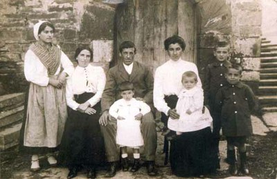 Otaola Bazterra familiako kideak atarian Otaola Bazterra familiako kideak atarian