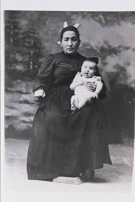 Juana Antonina Arana, 33 urterekin.Data: 1909. urtea. (Carmen Apellaniz –Goi Argi- Bilduma) Juana Antonina Arana, 33 urterekin.Data: 1909. urtea. (Carmen Apellaniz –Goi Argi- Bilduma)