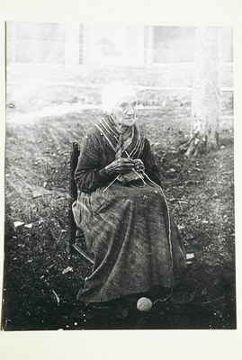 Amandria puntua egiten  (Ojanguren Fondoa) Amandria puntua egiten  (Ojanguren Fondoa)