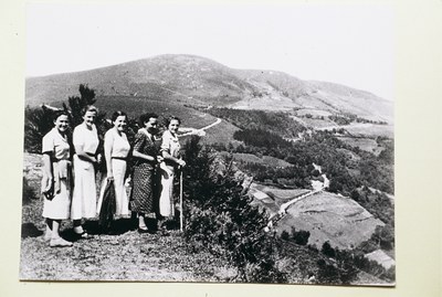 Mendian: Mª Asun Unceta, Blanca Ojanguren, Maritxu Muguerza, Teófila Arosa eta Juanita Ojanguren. Mendian: Mª Asun Unceta, Blanca Ojanguren, Maritxu Muguerza, Teófila Arosa eta Juanita Ojanguren.