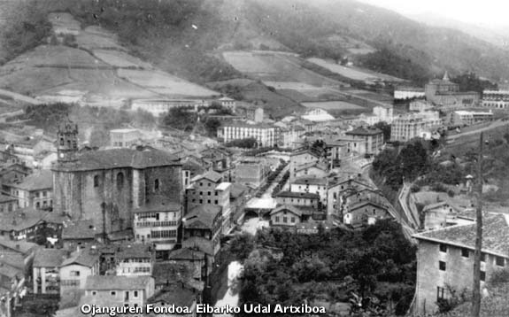 San Andres parrokia eta inguruko kaleak 1915 inguruan.