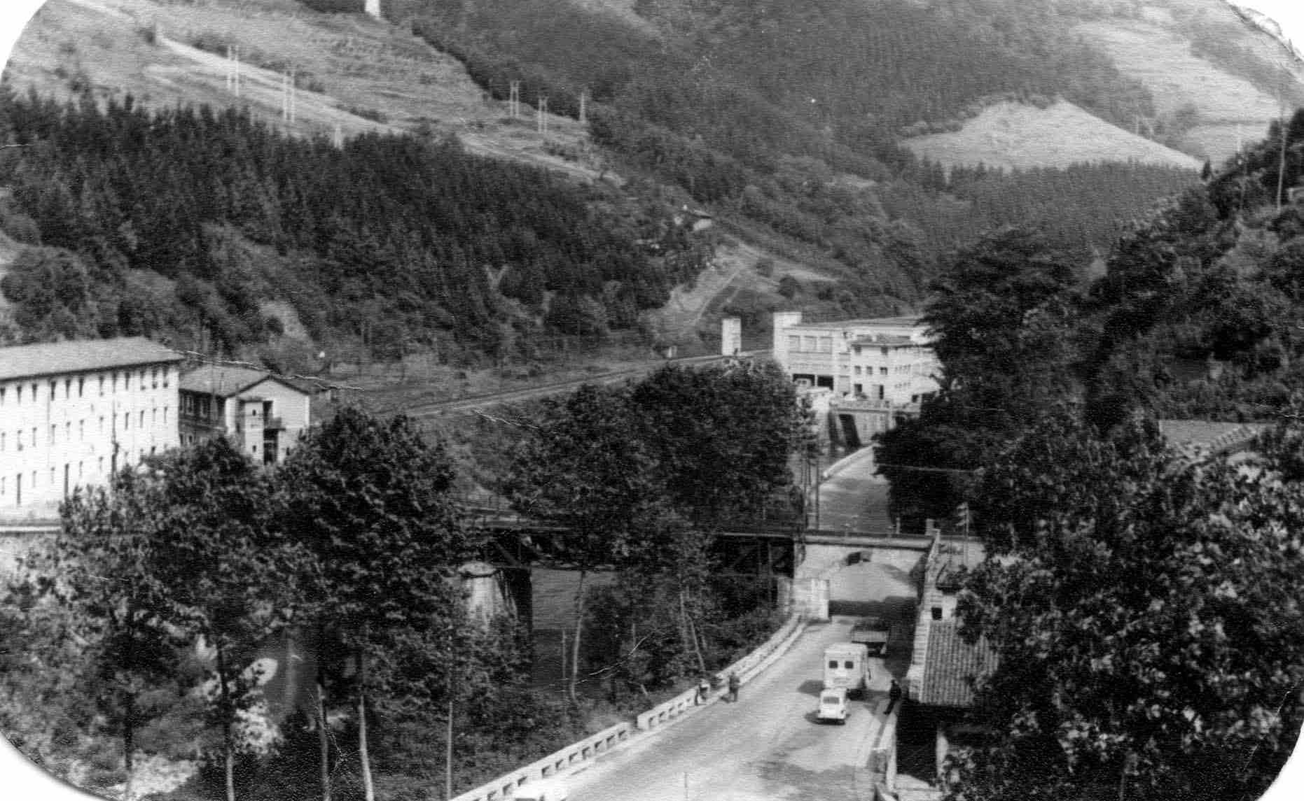 1975. Malzaga eskolako jolastokitik ikusita