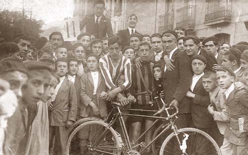 1914. Eibar, txirrindulariak Bidebarrieta kalean.