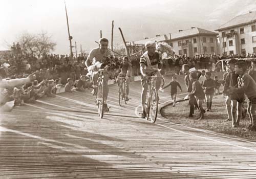 Espainiako Vueltaren etapa amaieran (1963), Jacques Anquetil, Bass Maliepard eta Guy Ignolin.