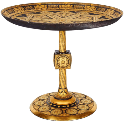 Freeman's enkante-etxeak salgai duen mahaitxo damaskinatua. Iturria: Freeman's Auction Freeman's enkante-etxeak salgai duen mahaitxo damaskinatua. Iturria: Freeman's Auction