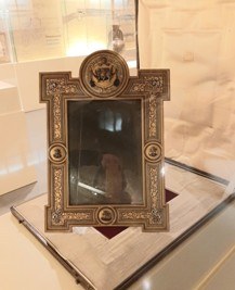 Bruselako Eraskuketa Nazionalean (1888) Urrezko Dominarekin saritutako marko damaskinatua. Iturria: Eibarko Armagintzaren Museoa Bruselako Eraskuketa Nazionalean (1888) Urrezko Dominarekin saritutako marko damaskinatua. Iturria: Eibarko Armagintzaren Museoa